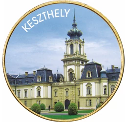 // 1 euró, Keszthely – a Balaton fővárosa, egyedi színes érme, CuNi, Európai Unió, 2002-2023 // Keszthely a honfoglalás előtt is lakott hely volt, a Balaton egyetlen igazán régi városa. Kiemelkedő történelemmel és kultúrával rendelkezik. Uradalmi központ 