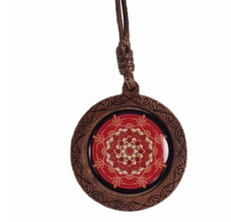Mandala, piros - szerelem színe, fa medál nyaklánccal